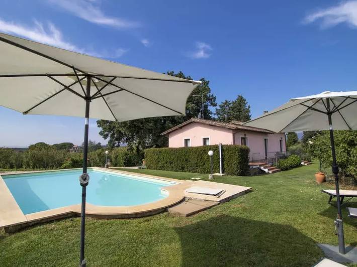 Ferienhaus für 8 Personen, mit Balkon und Terrasse sowie Garten und Pool in Latium