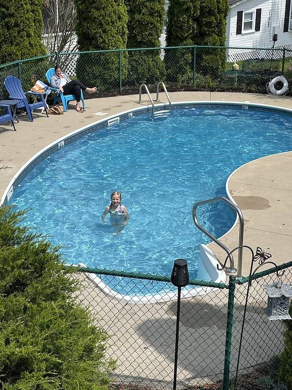 Lake house for 2 people, with yard in Maine