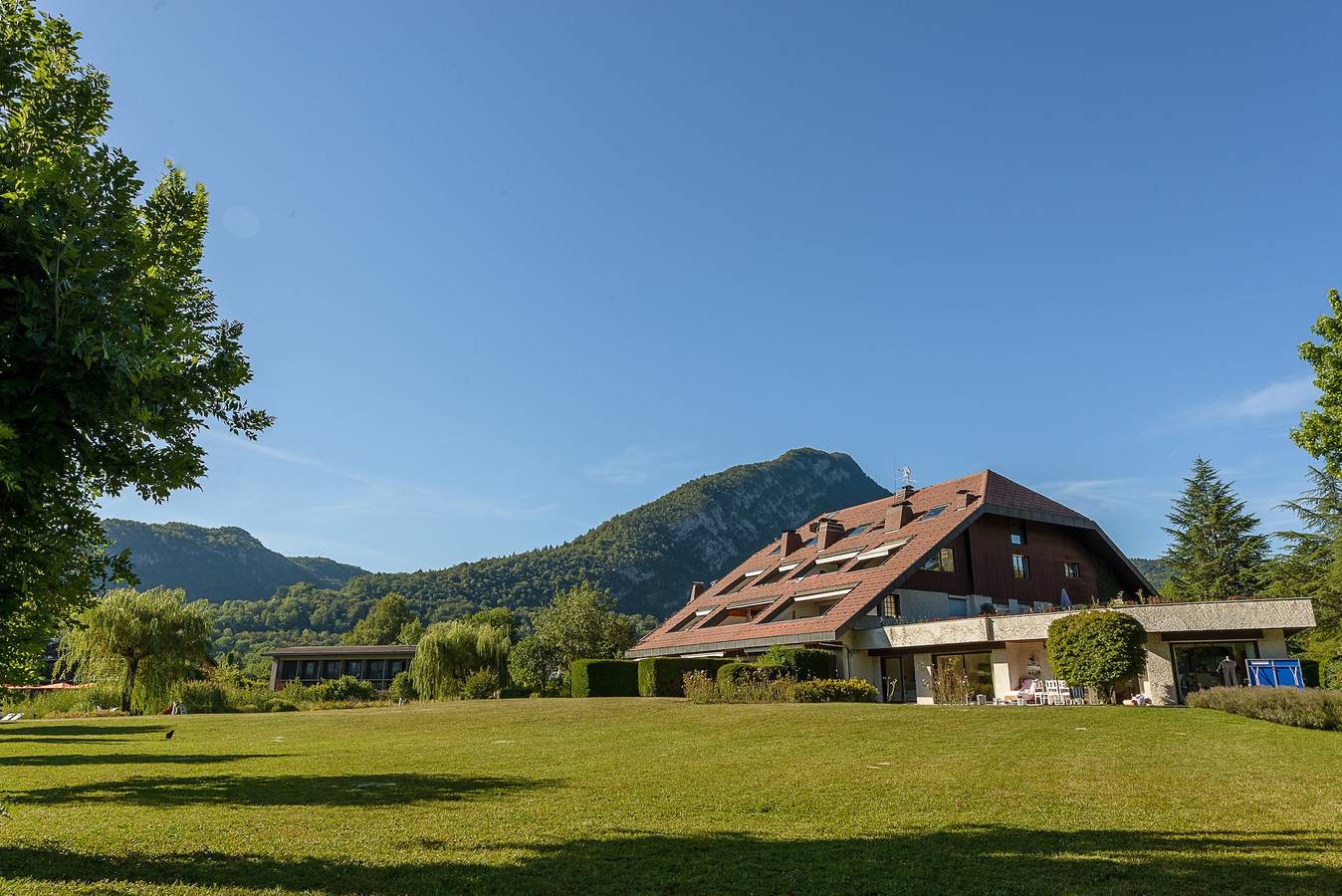Entire apartment, Loft Azur - terrasse vue lac, plage privée pour les résidents in Duingt, Bauges