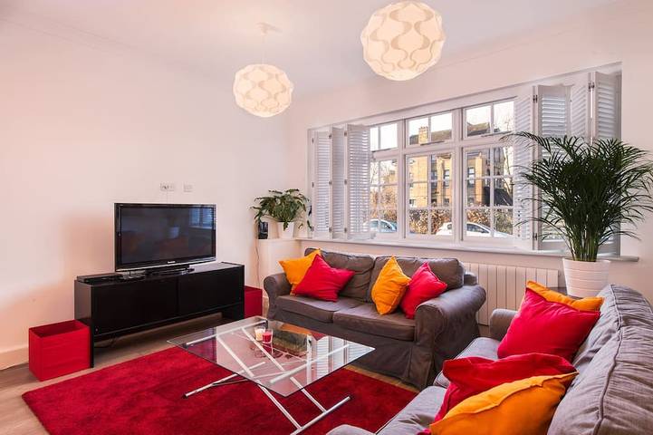 Holiday home for 8 people, with garden and terrace in Hounslow