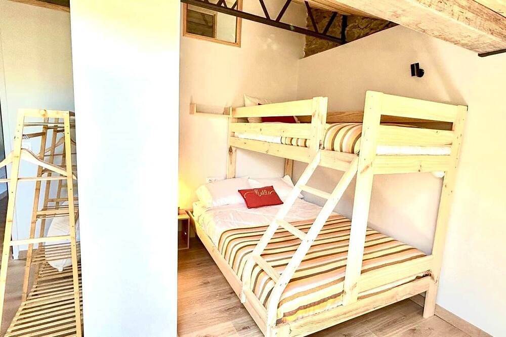 Entire apartment, Cal Querol - Atic to Err (max 13 pax) in Err, Parc naturel régional des Pyrénées catalanes