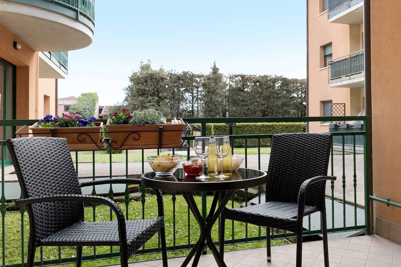 Ganze Wohnung, Ferienwohnung 'Kikosa House' mit privater Terrasse, Wlan und Klimaanlage in Castelnuovo del Garda, Gardasee-Berge