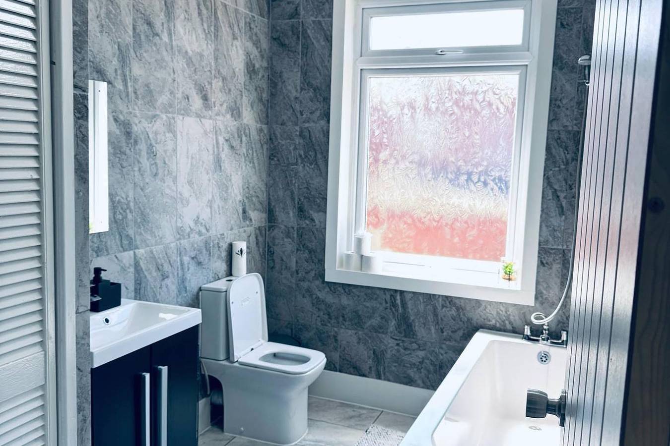 Crewe - House - Sleeps 8 - Private Hot Tub in Crewe, Cheshire East