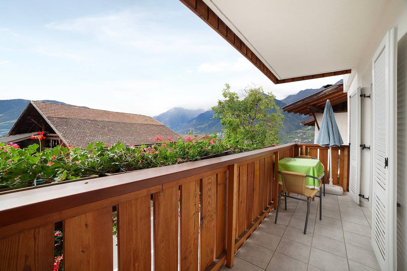 Ganze Wohnung, Ferienwohnung "Mosttragerhof Appartment Large" mit Bergblick, Gemeinschaftspool und Wlan in St. Georgen (Schenna), Schenna
