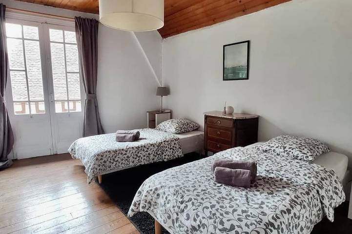 Bright and spacious authentic French townhouse with courtyard, sleeps up to 6 in Salies-de-Béarn, Béarn