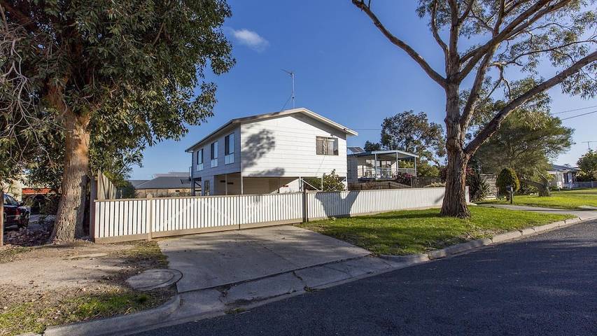 Holiday home for 8 people, with garden and balcony in Inverloch