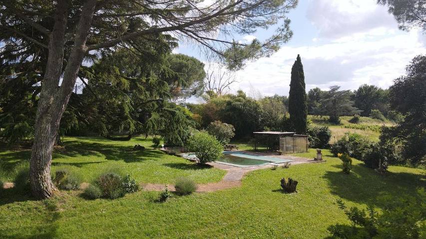 Location de vacances pour 9 personnes, avec vue ainsi que terrasse et piscine à Pomport - 4