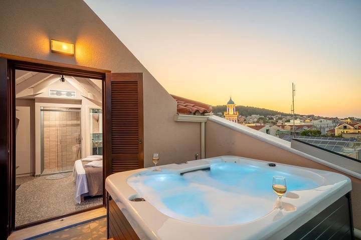 Hôtel pour 4 personnes, avec Balcon ainsi que Jacuzzi et Terrasse