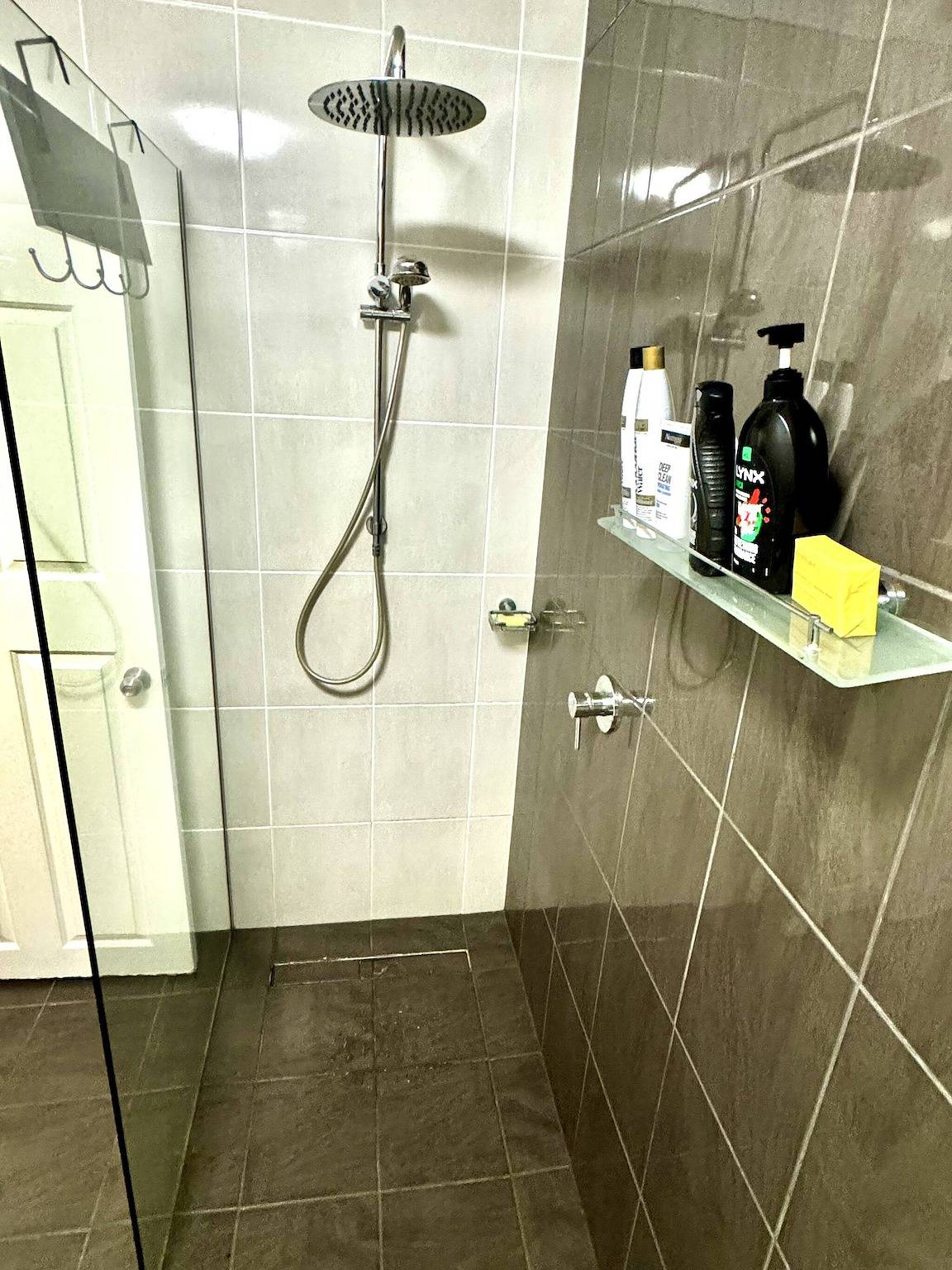 Literas para mochileros y piscina tamaño queen en Clifton Beach in Clifton Beach (Cairns), Cairns