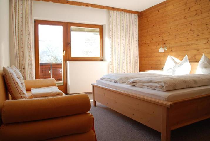 Ferienwohnung für 3 Personen, mit Balkon und Terrasse sowie Garten und Ausblick