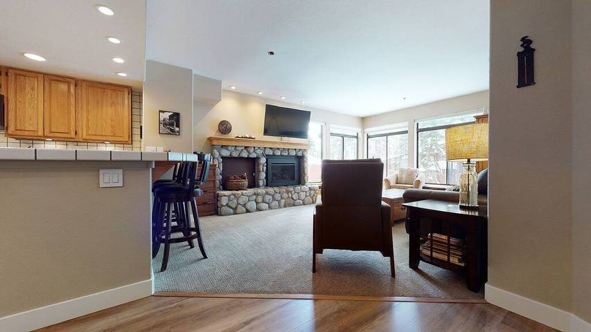 Vacation rental for 7 people, with sauna and hot tub as well as pool and yard in Mammoth Mountain