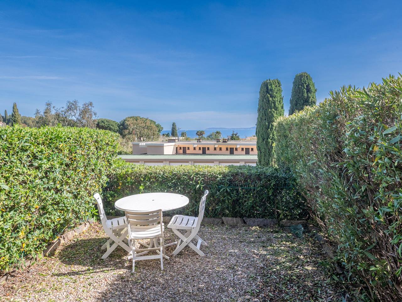 Entire studio, Air-Conditioned Studio with Large Terrace near the Sea in Plage d'Aiguebelle, Le Lavandou