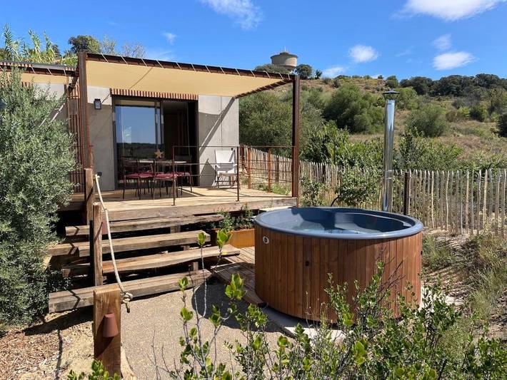 Location de vacances pour 2 personnes, avec Terrasse et Jacuzzi ainsi que Jardin et Vue à Campagnan