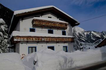 Ferienwohnung für 5 Personen, mit Garten und Sauna sowie Balkon, mit Haustier in Bichlbach