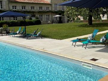 Gîte pour 4 personnes, avec jardin ainsi que vue et piscine à La Chapelle-Pouilloux