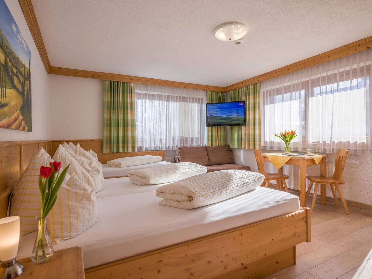 Hotel Theresia Garni - Doppelzimmer mit Balkon in Sankt Johann in Tirol, Kitzbüheler Alpen