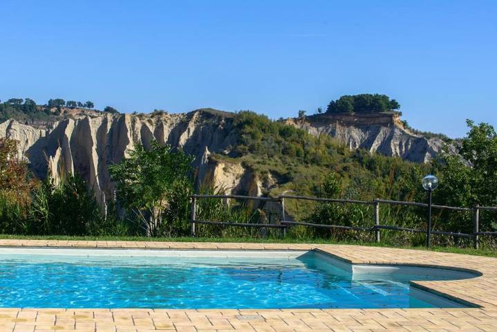Villa per 7 persone, con giardino e piscina nonché panorama, adatto a famiglie con bambini in Civita