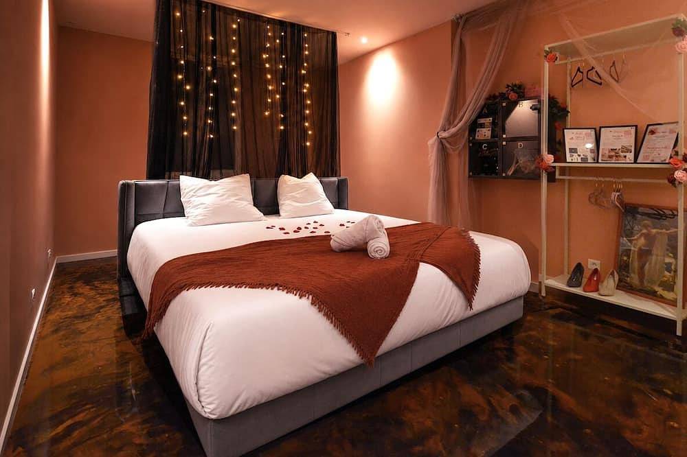 Apartamento entero, Elegant Romantic Suite with Private Jacuzzi in charming Romans-sur-Isère with Ac in Romans-sur-Isère, Región de Valence