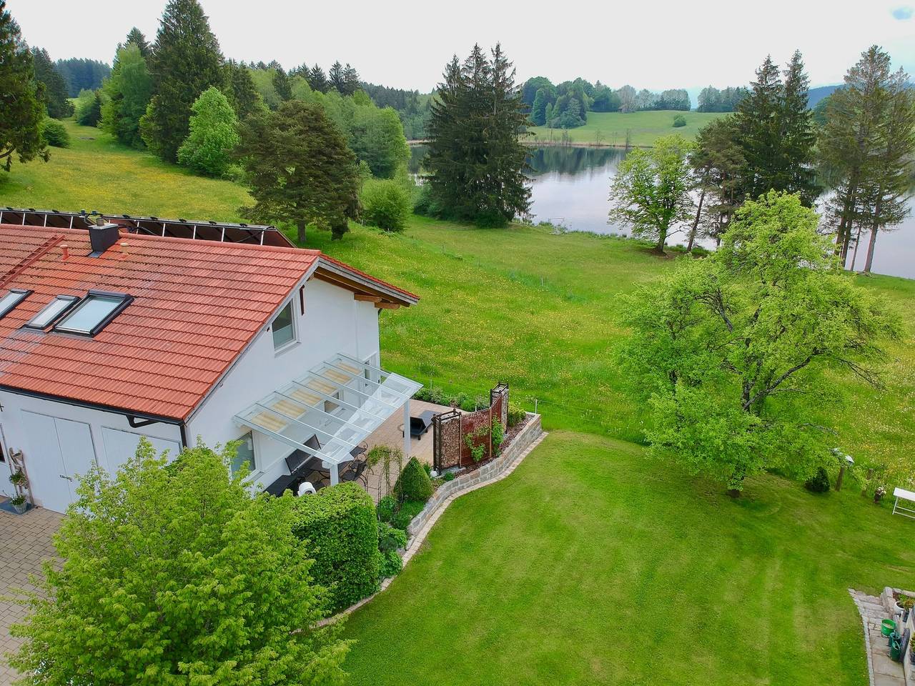 Ganze Ferienwohnung, 5 Sterne Ferienwohnung am See, Wohnung 3 in Badeplatz Lugenauer See, Böbing
