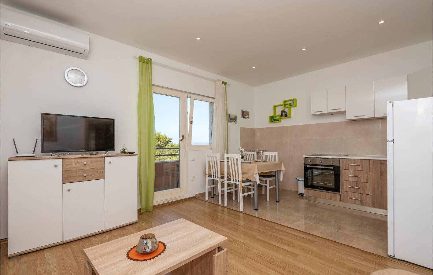 Appartement de vacances entier, Appartement confortable avec vue sur la mer à Makarska, avec terrasse et parking gratuit in Makarska, Makarska riviera
