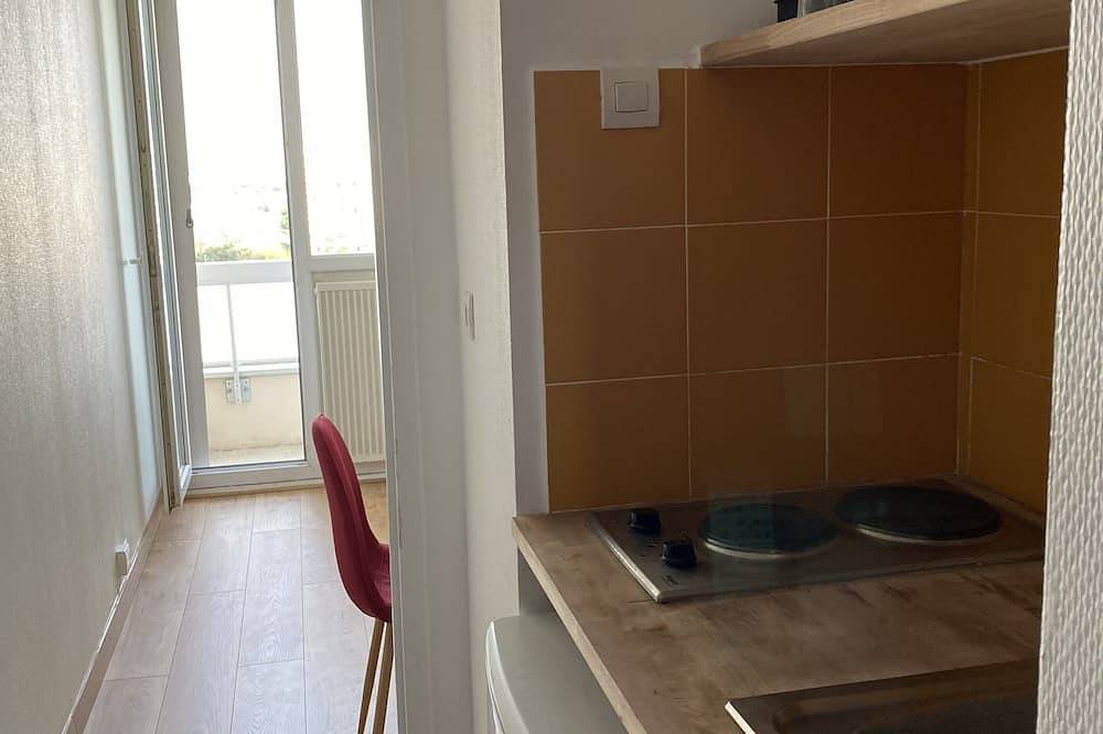 Apartamento entero, Studio with balcony and parking space in quiet residence in Gradignan, Región de Burdeos
