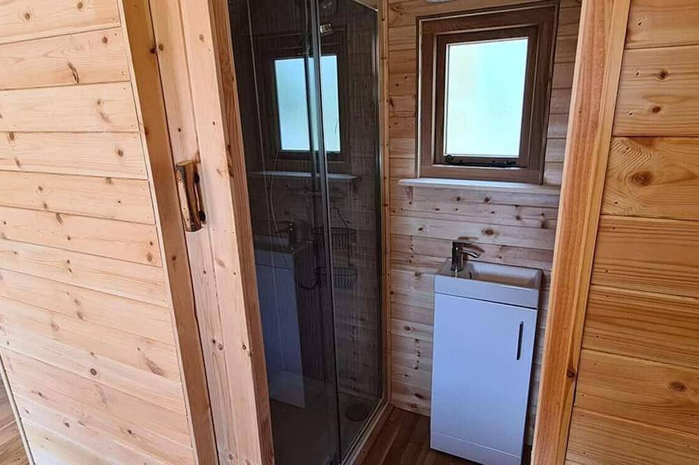 Fox Lodge at Heygates Lodging - Waterfront Wooden Lodge With hot tub in Northamptonshire