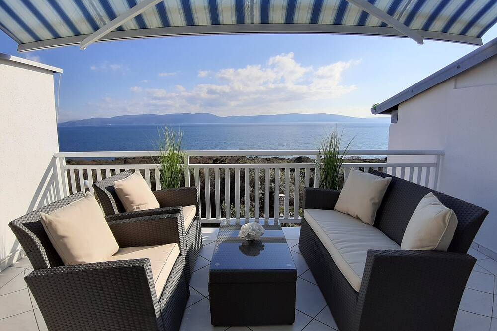 Ganze Wohnung, Wohnung Mit Grosser Terrasse Und Magnificant Sea View, 300 m Vom Strand + Ps4 in Ravni, Ostküste Istrien