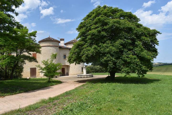 Gîte pour 12 personnes, avec Terrasse ainsi que Jardin et Piscine à Cadalen
