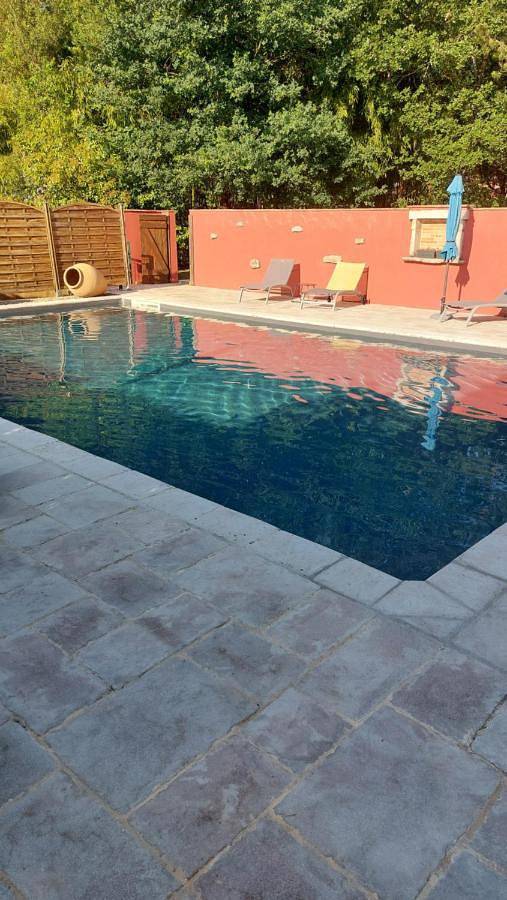 Location de vacances pour 6 personnes, avec jardin ainsi que vue et piscine, animaux acceptés à Bruniquel