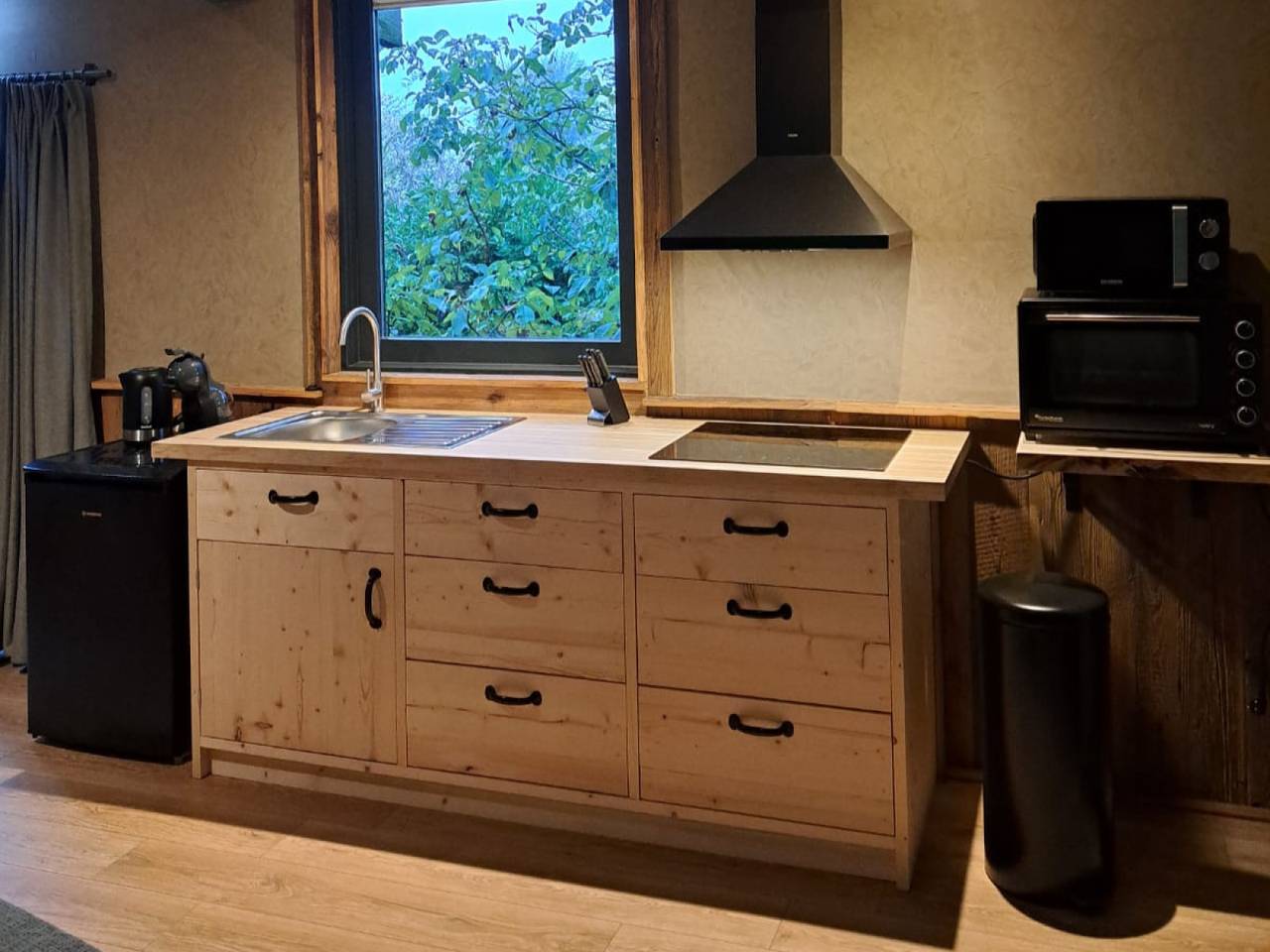 Unique 2-person tree house with sauna, outdoor shower and hot tub in Werkendam in Werkendam, Parco Nazionale De Biesbosch