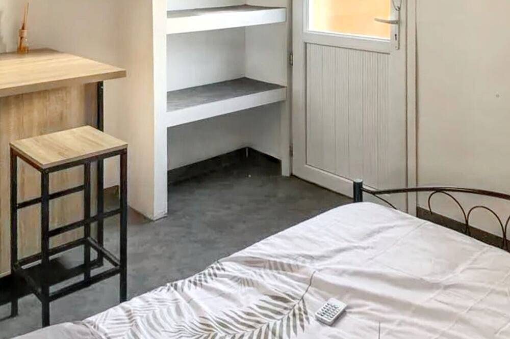 Entire apartment, Homerez - Cosy Studio in the Heart of Ploërmel - 20 m² with Terrace in Ploërmel, Vannes region