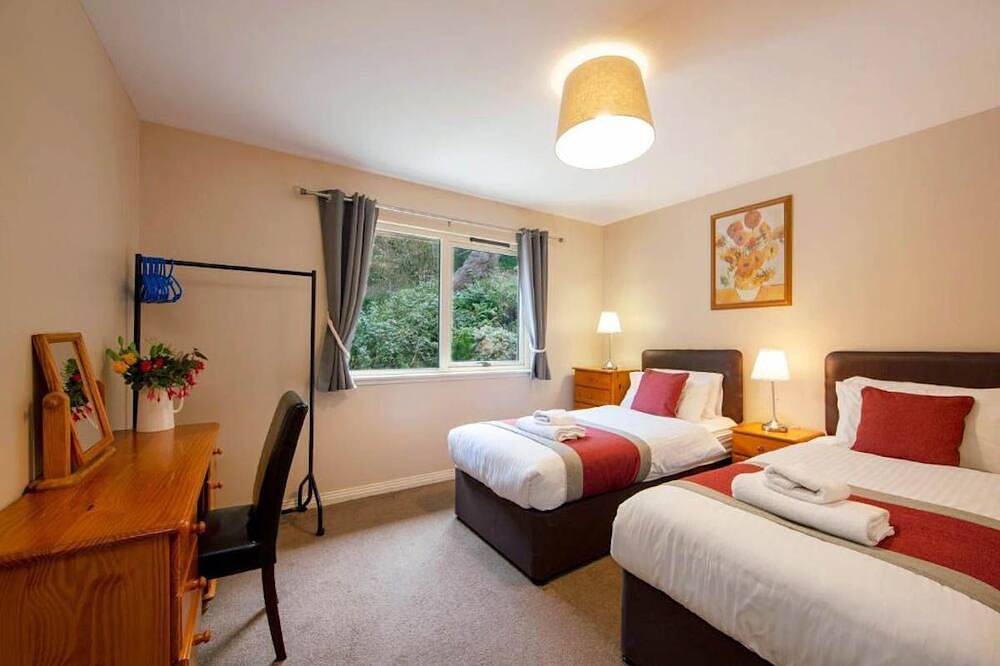 Wildwood Cottage with Hot Tub - sleeps 8 guests  in 4 bedrooms in Ballachulish, Highlands
