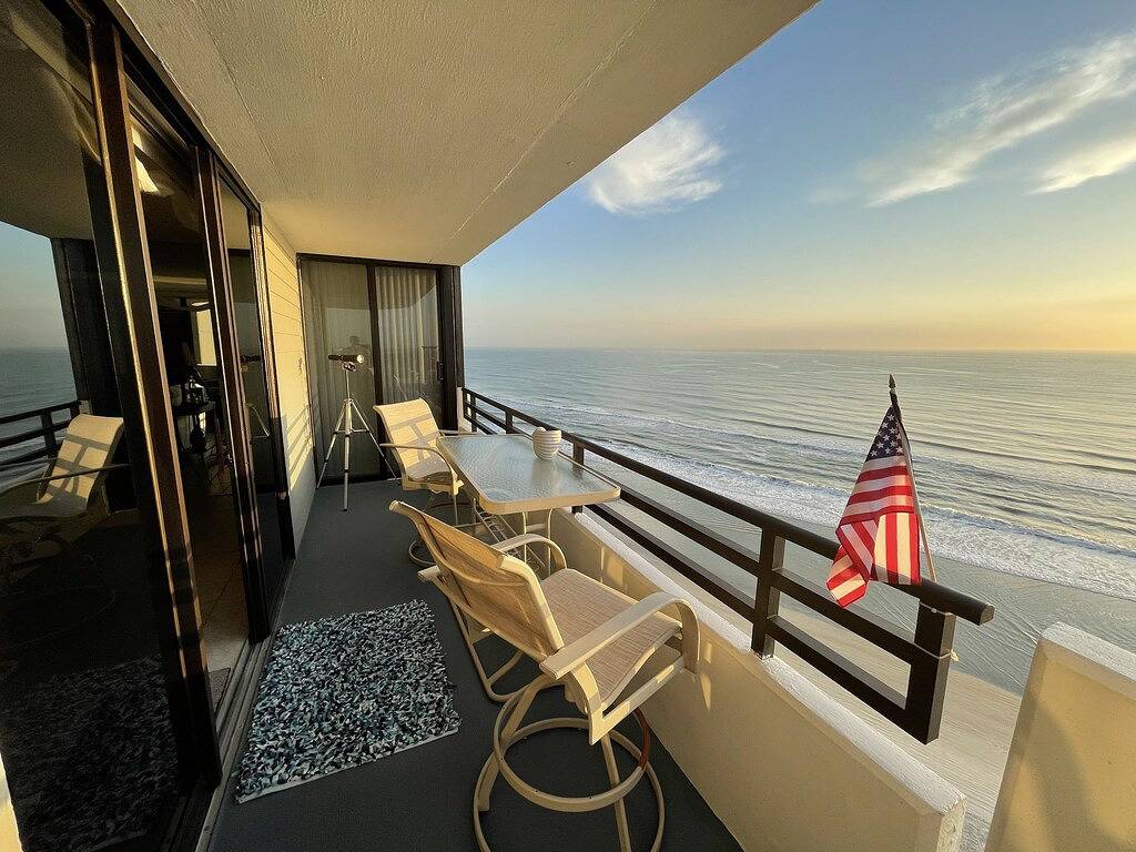 Ganze Wohnung, Oceanfront Condo, with Wrap Around Balcony & Ocean Views from every room in Daytona Beach, Florida
