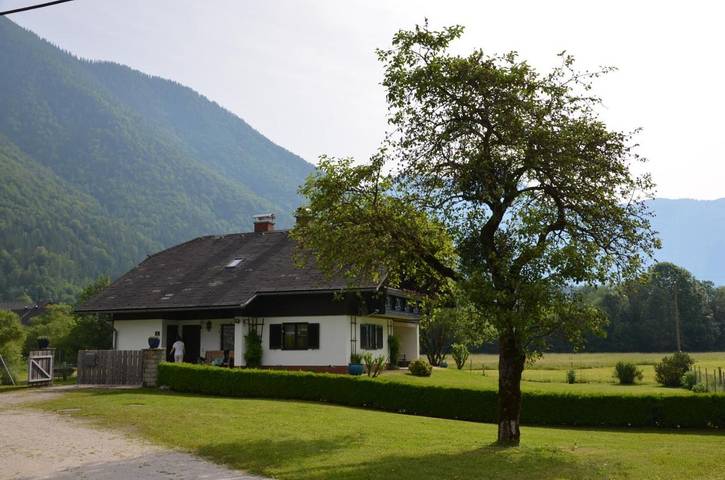 Ferienhaus für 8 Personen, mit Balkon und Terrasse sowie Garten und Seeblick in Obertraun