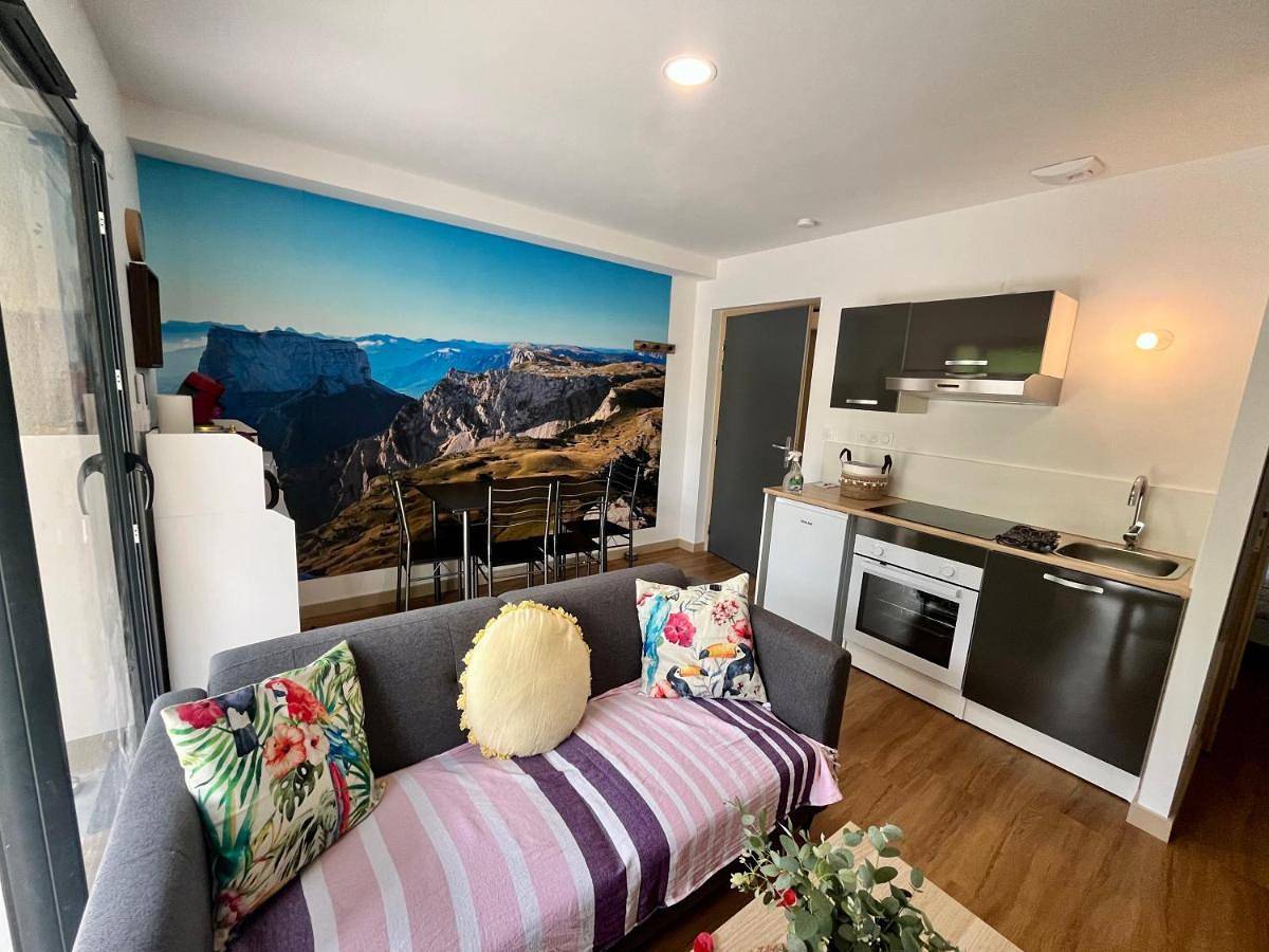 Appartement entier, Gîte neuf au calme, Rdc, Terrasse, Parking, 2 chambres, Clim in Beaucroissant, Isère