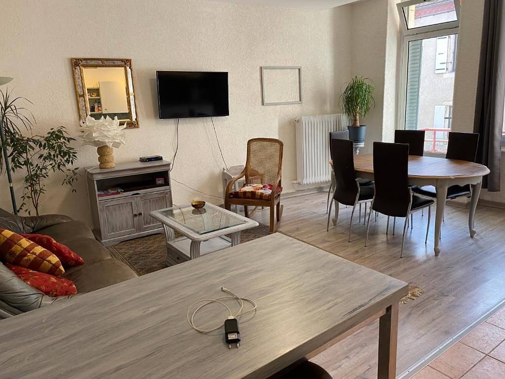 Appartement entier, Gîte Des Voyageurs avec vue sur les montagnes, terrasse privée et Wi-Fi in Villefort, Parc national des Cévennes