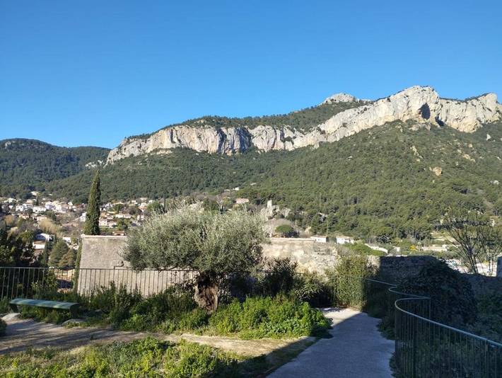 Location de vacances pour 2 personnes, avec vue ainsi que jardin et terrasse à Le Revest-les-Eaux - 3