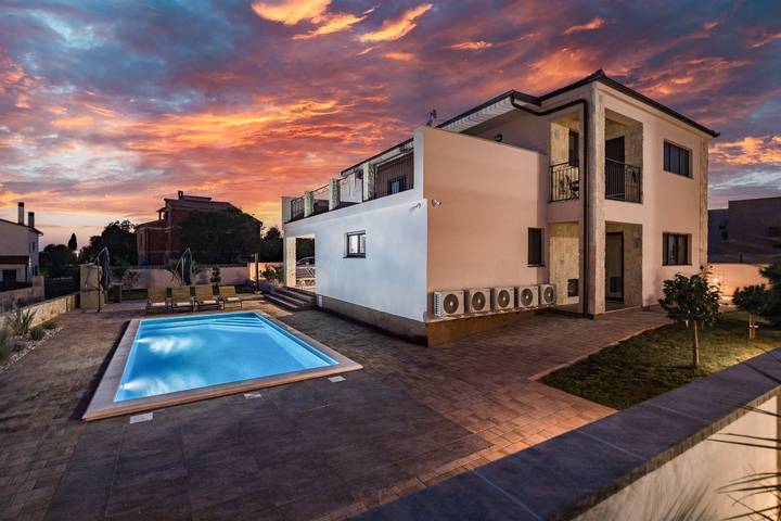 Villa für 10 Personen, mit Garten und Whirlpool - 1