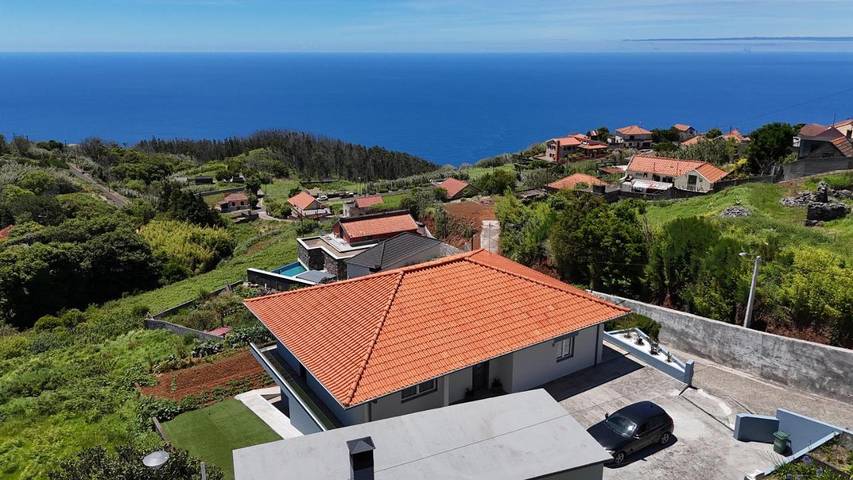 Location de vacances pour 4 personnes, avec Balcon ainsi que Terrasse et Vue dans Achadas da Cruz