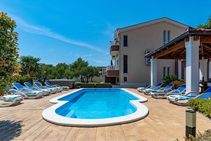 Villa für 12 Personen, mit Meerblick und Pool sowie Sauna und Garten in Kaštela - 2
