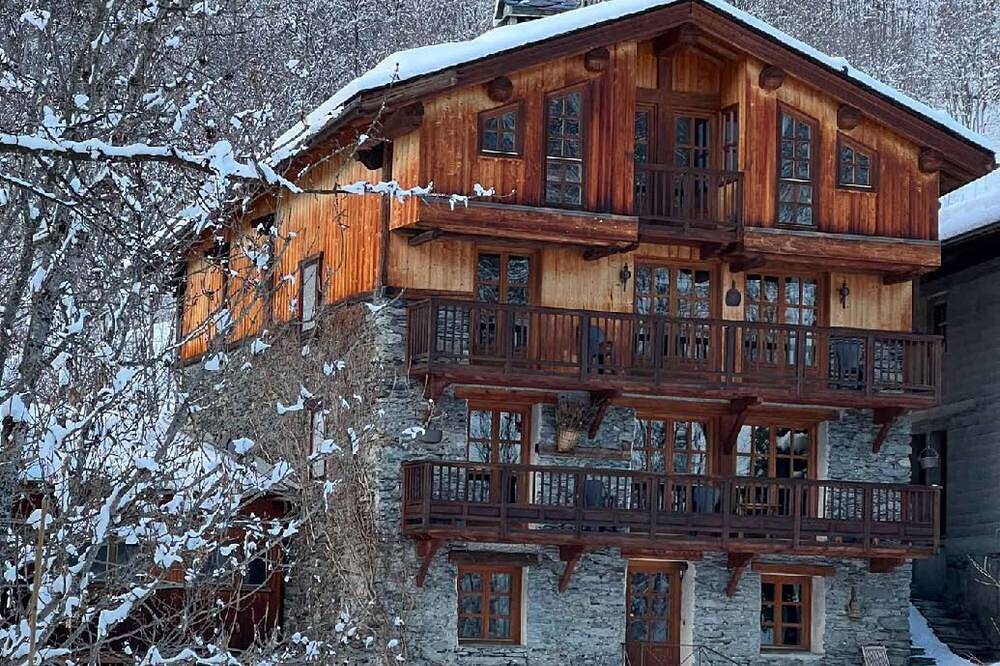 Charming Savoyard chalet in a quiet area with mountain views in Sainte-Foy-Tarentaise, Albertville en omgeving