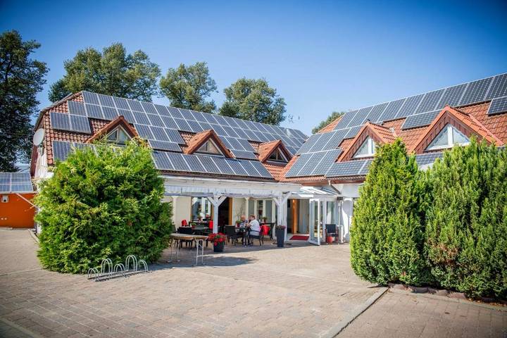 Hotel für 2 Personen, mit Terrasse und Garten in Nauen
