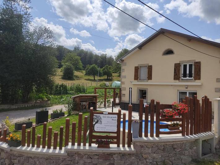 Location de vacances pour 12 personnes, avec jardin et vue ainsi que piscine et sauna à Hadol