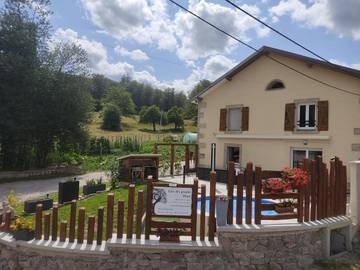Gîte pour 12 personnes, avec sauna et jardin ainsi que vue et piscine à Hadol