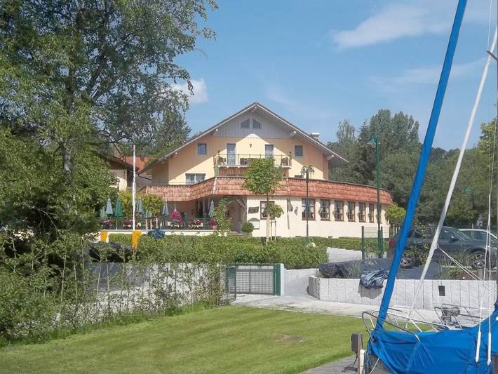 Hotel, mit Terrasse in Inning am Ammersee