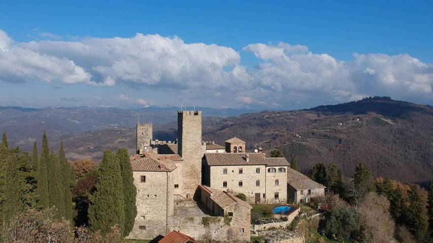 Agriturismo per 2 persone, con Terrazza e Giardino nonché Piscina e Panorama a Valfabbrica