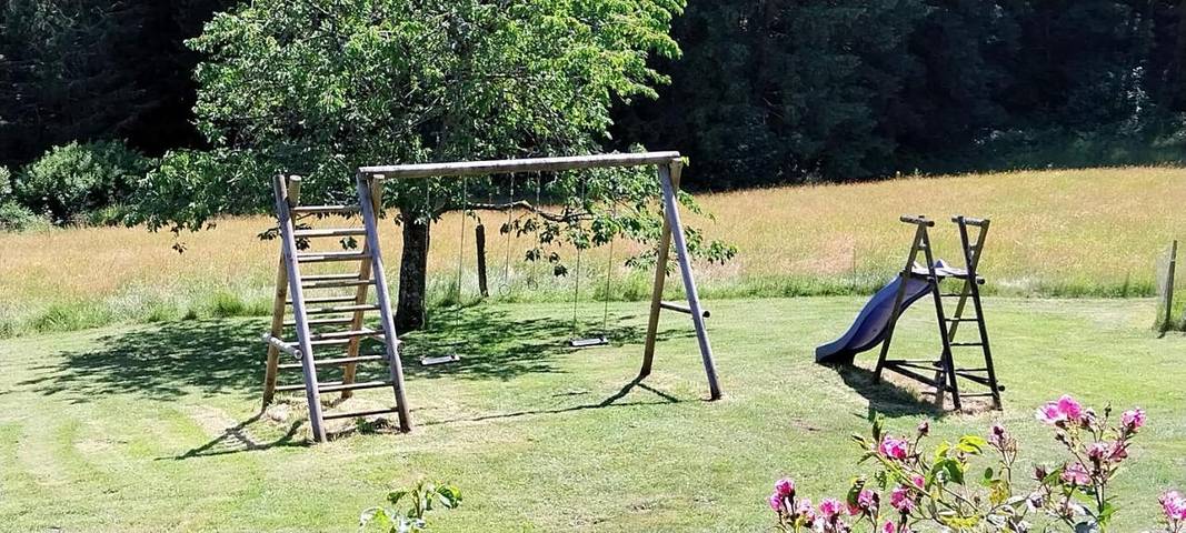 Location de vacances pour 4 personnes, avec jardin ainsi que vue et terrasse à Cleurie - 3