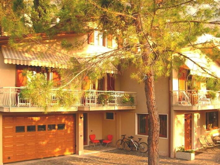 Appart’hôtel pour 2 personnes, avec terrasse et vue sur le lac ainsi que vue et piscine, animaux acceptés