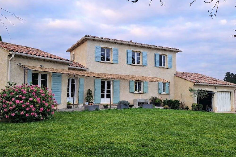 \"Les Louvettes\" in the heart of the Provencal countryside in Châteaurenard, Arles region