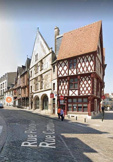 Appartement entier, 201 Studio Historique à Colombages in Bourges, Région de Bourges